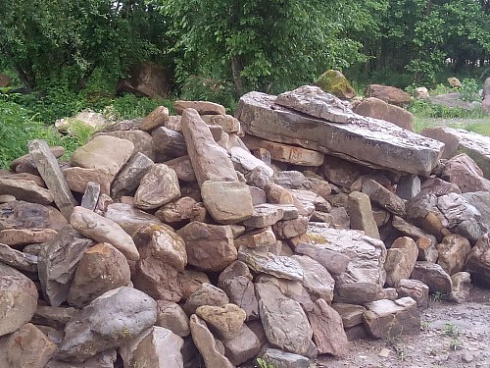 Kamenclub.ru: Песчаник декоративный ландшафтный (фр. 300-500 мм)  купить в Смоленске песчаник желтый рыжий серый зеленый валун речной окатанный природный песчаника 4 500 руб/т   фото КАМЕНЬ КЛУБ