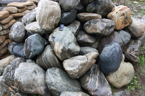 Kamenclub.ru: Речной валун Кабанчик фр.300-500 мм.  купить в Смоленске крупный природный камень галька серый, темно-серый речной валун галечник масштабный 7000 руб/т   фото КАМЕНЬ КЛУБ