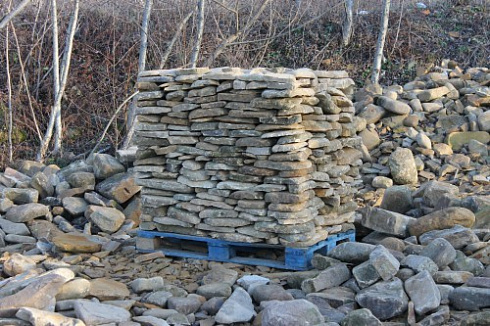 Kamenclub.ru: Песчаник колотый для облицовки (фр. 2-3 см)  купить в Смоленске песчаник бежевый серый рыжий песчаник строительный 5000 руб/т   фото КАМЕНЬ КЛУБ