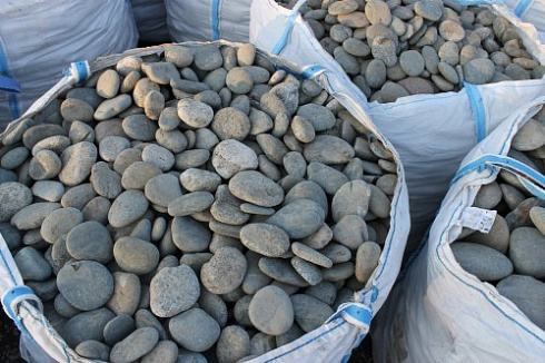 Kamenclub.ru: Галька речная плоская (ассорти) фр. 100-200-300 мм. купить  в Смоленске галька плоская разноцветная серый белый темно-серый синий речная галька ландшафтная 8000 руб/т   фото КАМЕНЬ КЛУБ