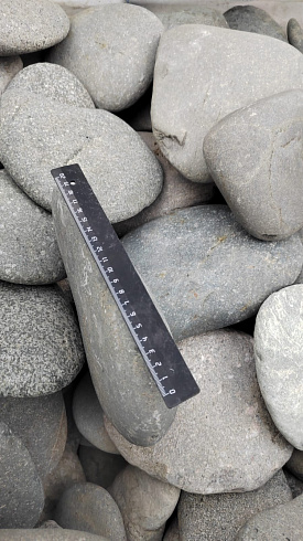 Kamenclub.ru: Галька речная плоская (темно-серая) фр. 70-150 мм. купить  в Смоленске галечник природный темно-серый серый синий речная плоская природная окатанная  9000 руб/т   фото КАМЕНЬ КЛУБ