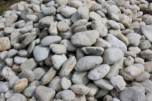 Kamenclub.ru: Бело-серый валунчик фр.100-300 мм.  купить в Смоленске крупный камень для ландшафта серый, белый бело-серый валун крупная галька 4500 руб/т   фото КАМЕНЬ КЛУБ