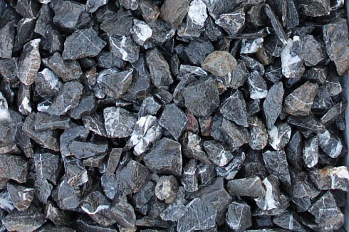 Kamenclub.ru: Щебень крошка черный (мрамор) фр. 40-70 мм.  купить в Смоленске мрамор черный с белыми прожилками, черный, белый декоративный щебень 11000 руб/т   фото КАМЕНЬ КЛУБ