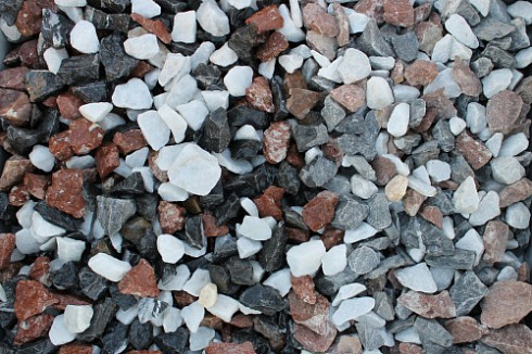 Kamenclub.ru: Мраморная крошка (щебень крошка микс : белый-черный-розовый) фр. 20-40 мм.  купить в Смоленске мрамор белый, черный, розовый декоративная ландшафтная крошка 12000 руб/т   фото КАМЕНЬ КЛУБ