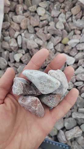 Kamenclub.ru: Мраморная крошка (щебень галтованный розовый) фр.20-40 мм.  купить в Смоленске мрамор розовый, красный оголтованный округлый щебень  15000 руб/т   фото КАМЕНЬ КЛУБ