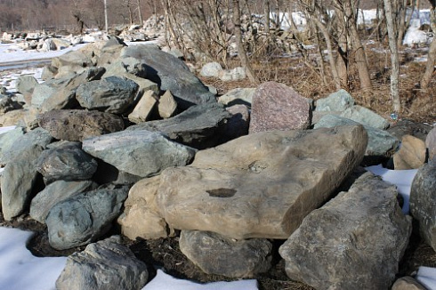 Kamenclub.ru: Гранит скальник (серо-зеленый) фр. 500-1500 мм.  купить в Смоленске гранит мрамор  серый зеленый темно-серый глыба скальная колотая ландшафтная 7 500 руб/т   фото КАМЕНЬ КЛУБ