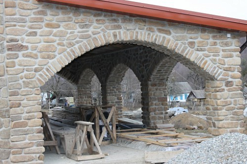 Kamenclub.ru: Песчаник для строительства и кладки блочный (фр 100-200 мм)  купить в Смоленске песчаник бежевый серый рыжий валун мелкий для строительства песчаник 6500 руб/т   фото КАМЕНЬ КЛУБ