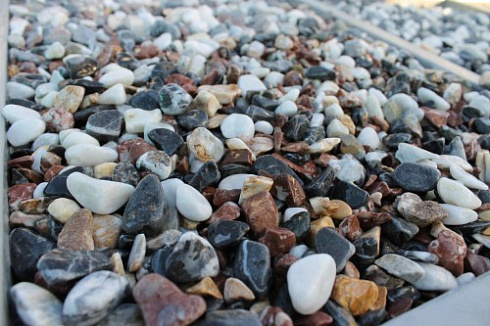 Kamenclub.ru: Мраморная крошка (щебень галтованный микс:белый-черный-розовый-медовый) фр.10-20 мм.  купить в Смоленске мрамор белый, медовый, черный, розовый мраморный декоративный ландшафтный окатанный округлый галтованный щебень 15500 руб/т   фото КАМЕНЬ КЛУБ