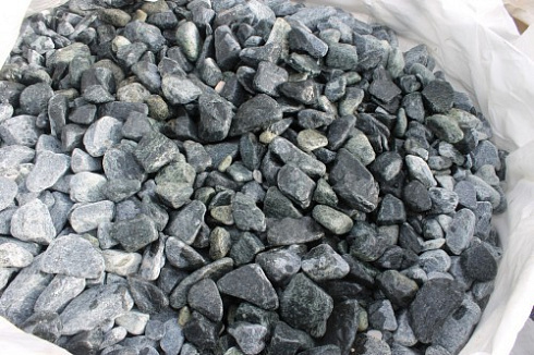 Kamenclub.ru: Щебень галтованный зеленый (змеевик) фр. 50-100 мм.  купить в Смоленске галтовка мраморная зеленый, салатовый мрамор 12 500 руб/т   фото КАМЕНЬ КЛУБ