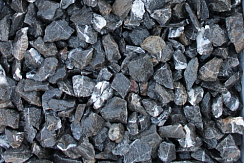 Kamenclub.ru: Щебень крошка черный (мрамор) фр. 5-10 мм.  купить в Смоленске мрамор черный с белыми прожилками, черный, белый мраморная крошка декоративная ландшафтная 11000 руб/т   фото КАМЕНЬ КЛУБ