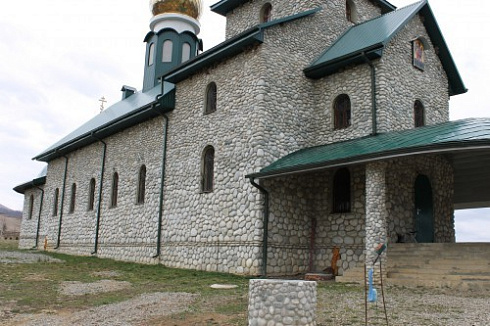 Kamenclub.ru: Галька речная плоская (бело-серая) фр. 100-200-300 мм. купить  в Смоленске галька речная плоская серый, белый, бело-серый, серо-белый речная галька плоская  9000 руб/т   фото КАМЕНЬ КЛУБ