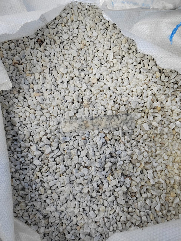 Kamenclub.ru: Мраморная крошка, щебень, цвет-белый, фр. 5-10 мм.  купить в Смоленске мрамор белый, айвори, молочный мраморная каменная крошка ландшафтная 12000 руб/т   фото КАМЕНЬ КЛУБ