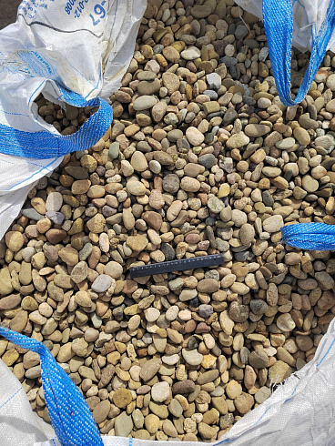 Kamenclub.ru: Галька речная окат рыжая фр. 20-40 мм. купить  в Смоленске галька речная окатанная рыжая желтая серая округлая речная галька 5000 руб/т   фото КАМЕНЬ КЛУБ