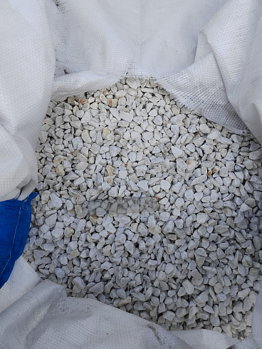 Kamenclub.ru: Мраморная крошка, щебень, цвет-белый, фр. 10-20 мм.  купить в Смоленске мрамор белый, молочный айвори каменная ландшафтная декоративная крошка шебня 12000 руб/т   фото КАМЕНЬ КЛУБ
