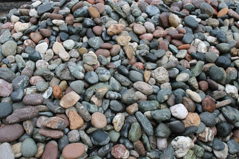 Kamenclub.ru: Галька окат (цветная картошка) фр. 50-100 мм. купить  в Смоленске галька природная окатанная серый белый цветной синий темно-серый коричневый округлый галечник окатанный 6800 руб/т   фото КАМЕНЬ КЛУБ