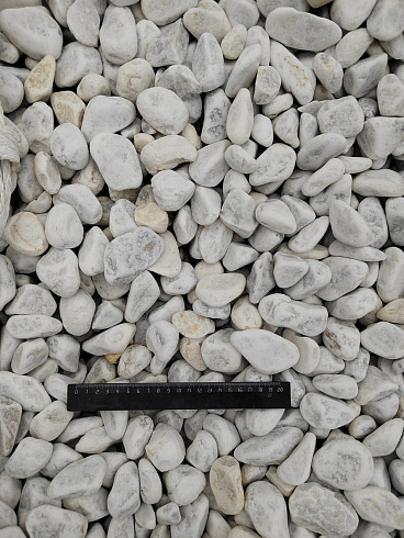 Kamenclub.ru: Мраморная крошка (щебень галтованный белый) фр.40-70 мм.  купить в Смоленске мрамор белый молочный айвори окатанный округлый природный камень 17000 руб/т   фото КАМЕНЬ КЛУБ
