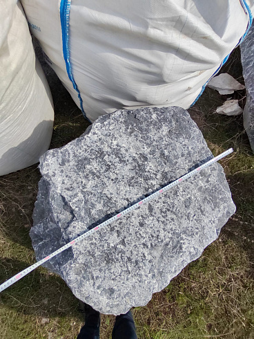 Kamenclub.ru: Черный мрамор скальник фр. 1000-1500 мм.  купить в Смоленске мрамор черный белый серый крупный колотый валун ландшафтный 9000 руб/т   фото КАМЕНЬ КЛУБ