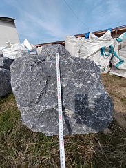 Kamenclub.ru: Черный мрамор скальник фр. 1000-1500 мм.  купить в Смоленске мрамор черный белый серый крупный колотый валун ландшафтный 9000 руб/т   фото КАМЕНЬ КЛУБ
