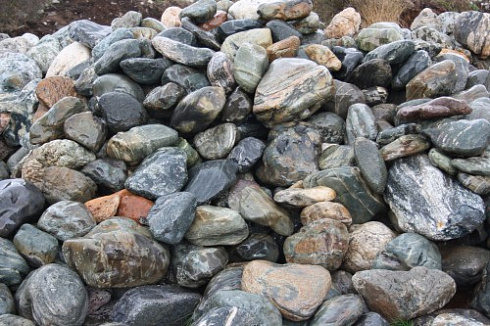 Kamenclub.ru: Ландшафтные валунчики фр.100-500 мм.  купить в Смоленске крупный природный камень серый, темно-серый, светло-серый речной валун крупный 4800 руб/т   фото КАМЕНЬ КЛУБ