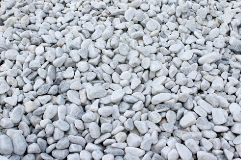 Kamenclub.ru: Щебень галтованный белый (мрамор) фр.5-10 мм.  купить в Смоленске мрамор белый, айвори, молочный каменная мраморная декоративная ландшафтная крошка 17000 руб/т   фото КАМЕНЬ КЛУБ