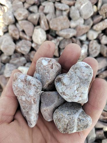 Kamenclub.ru: Мраморная крошка (щебень галтованный розовый) фр.20-40 мм.  купить в Смоленске мрамор розовый, красный оголтованный округлый щебень  15000 руб/т   фото КАМЕНЬ КЛУБ