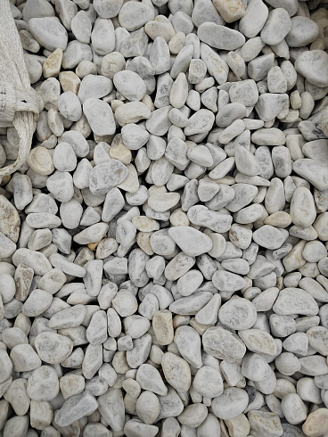 Kamenclub.ru: Мраморная крошка (щебень галтованный белый) фр.40-70 мм.  купить в Смоленске мрамор белый молочный айвори окатанный округлый природный камень 17000 руб/т   фото КАМЕНЬ КЛУБ