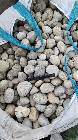 Kamenclub.ru: Галька речная окат (серо-белая) фр. 70-120 мм купить  в Смоленске галька галечник бело-серая, серо-белая, серая, белая речная природная галька  8000 руб/т   фото КАМЕНЬ КЛУБ