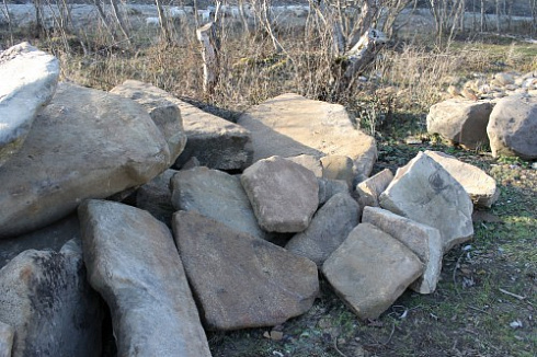 Kamenclub.ru: Песчаник плиты - плахи - пошаговые дорожки (фр. 70-150 мм)  купить в Смоленске песчаник серый бежевый желтый зеленый колотый песчаник строительный 6500 руб/т   фото КАМЕНЬ КЛУБ