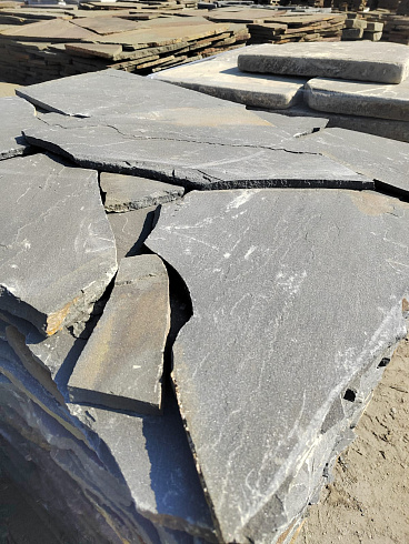 Kamenclub.ru: Песчаник пластушка светло-серый (3,0 см)  купить в Смоленске песчаник светло-серый, серый песчаник рваный ландшафтный колотый 13800 руб/м3   фото КАМЕНЬ КЛУБ