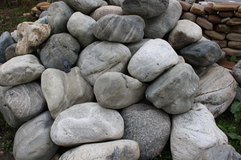 Kamenclub.ru: Речной валун Кабанчик фр.300-500 мм.  купить в Смоленске крупный природный камень галька серый, темно-серый речной валун галечник масштабный 7000 руб/т   фото КАМЕНЬ КЛУБ