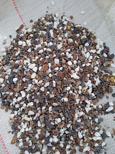 Kamenclub.ru: Мраморная крошка (щебень крошка микс : белый-черный-розовый) фр. 3-5 мм.  купить в Смоленске мрамор белый, черный, розовый, разноцветный мраморная каменная крошка декорвтивная 12000 руб/т   фото КАМЕНЬ КЛУБ