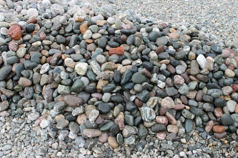 Kamenclub.ru: Галька окат (цветная картошка) фр. 50-100 мм. купить  в Смоленске галька природная окатанная серый белый цветной синий темно-серый коричневый округлый галечник окатанный 6800 руб/т   фото КАМЕНЬ КЛУБ