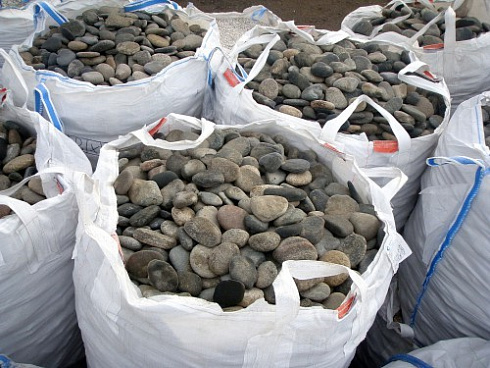 Kamenclub.ru: Галька речная плоская (ассорти) фр. 70-150 мм. купить  в Смоленске галька галечник серый белый темно-серый синий светло-серый плоская природная галька  9000 руб/т   фото КАМЕНЬ КЛУБ