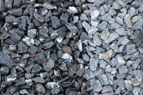 Kamenclub.ru: Щебень крошка черный (мрамор) фр. 20-40 мм.  купить в Смоленске мрамор черный с белыми прожилками мраморная каменная крошка 11000 руб/т   фото КАМЕНЬ КЛУБ