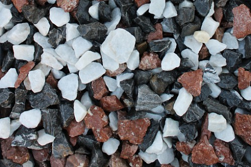 Kamenclub.ru: Мраморная крошка (щебень крошка микс: белый-зеленый-розовый) фр. 3-5 мм.  купить в Смоленске мрамор белый, зеленый, розовый мраморная декоративная крошка каменная 12000 руб/т   фото КАМЕНЬ КЛУБ