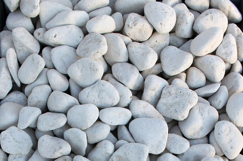 Kamenclub.ru: Мраморная крошка (щебень галтованный белый) фр.40-70 мм.  купить в Смоленске мрамор белый молочный айвори окатанный округлый природный камень 17000 руб/т   фото КАМЕНЬ КЛУБ