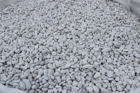 Kamenclub.ru: Мраморная крошка (щебень галтованный белый) фр.10-20 мм.  купить в Смоленске мрамор белый, молочный, айвори окатанный округлый декоративный ландшафтный щебень 17000 руб/т   фото КАМЕНЬ КЛУБ