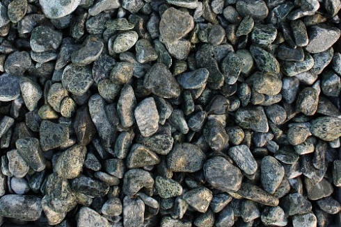 Kamenclub.ru: Щебень галтованный зеленый (змеевик) фр. 20-40 мм.  купить в Смоленске мрамор зеленый, салатовый оголтованный щебень мраморный 12500 руб/т   фото КАМЕНЬ КЛУБ