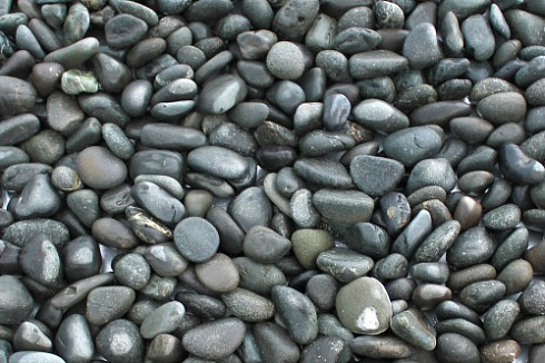 Kamenclub.ru: Галька речная окат (темно-серая) фр. 70-150 мм. купить  в Смоленске галька речная темно-серая, синяя, серая речная галька округлая  8000 руб/т   фото КАМЕНЬ КЛУБ