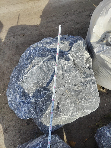 Kamenclub.ru: Черный мрамор скальник фр. 1000-1500 мм.  купить в Смоленске мрамор черный белый серый крупный колотый валун ландшафтный 9000 руб/т   фото КАМЕНЬ КЛУБ