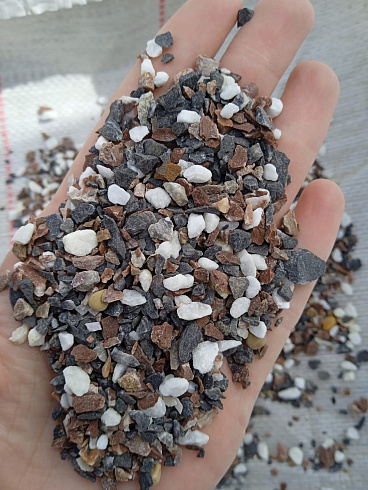 Kamenclub.ru: Мраморная крошка (щебень крошка микс: белый-зеленый-розовый) фр. 3-5 мм.  купить в Смоленске мрамор белый, зеленый, розовый мраморная декоративная крошка каменная 12000 руб/т   фото КАМЕНЬ КЛУБ