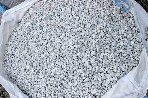 Kamenclub.ru: Мраморная крошка (щебень галтованный белый) фр.10-20 мм.  купить в Смоленске мрамор белый, молочный, айвори окатанный округлый декоративный ландшафтный щебень 17000 руб/т   фото КАМЕНЬ КЛУБ