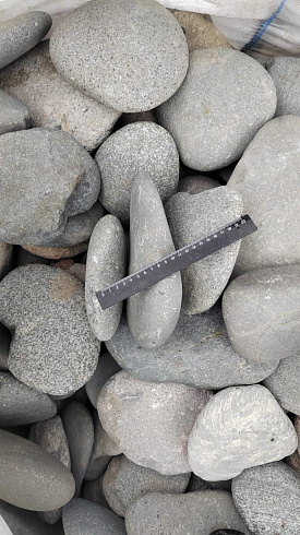 Kamenclub.ru: Галька речная плоская (темно-серая) фр. 70-150 мм. купить  в Смоленске галечник природный темно-серый серый синий речная плоская природная окатанная  9000 руб/т   фото КАМЕНЬ КЛУБ