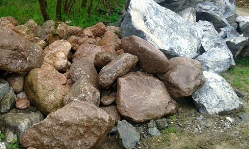 Kamenclub.ru: Конгломераты фр. 300-1000 мм.  купить в Смоленске кварц мрамор диабаз коричневый, серый зеленоватый речной валун крупный 6500 руб/т   фото КАМЕНЬ КЛУБ