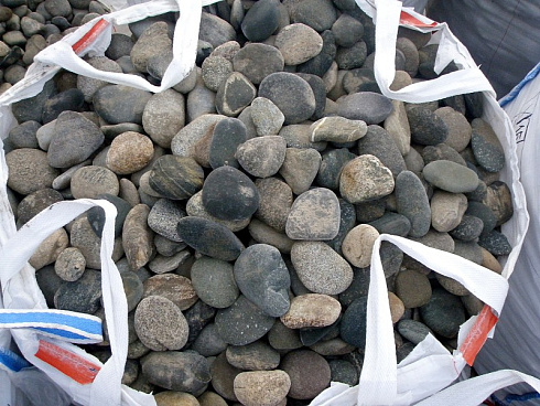 Kamenclub.ru: Галька речная плоская (ассорти) фр. 100-200-300 мм. купить  в Смоленске галька плоская разноцветная серый белый темно-серый синий речная галька ландшафтная 8000 руб/т   фото КАМЕНЬ КЛУБ