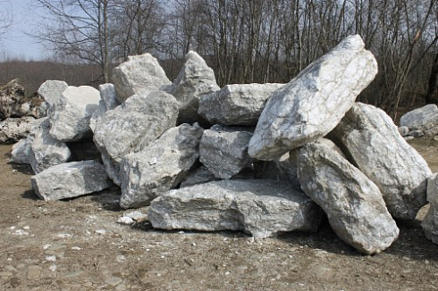 Kamenclub.ru: Мраморизированный известняк фр.500-1500 мм.  купить в Смоленске    10000 руб/т   фото КАМЕНЬ КЛУБ