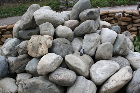 Kamenclub.ru: Речной валун Кабанчик фр.300-500 мм.  купить в Смоленске крупный природный камень галька серый, темно-серый речной валун галечник масштабный 7000 руб/т   фото КАМЕНЬ КЛУБ
