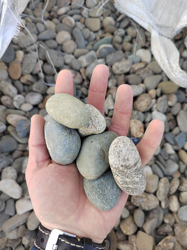 Kamenclub.ru: Галька речная окат (пестрая) фр. 20-40 мм. купить  в Смоленске галька речная пестрая, серая, серые оттенки галька речная окатанная округлая 5000 руб/т   фото КАМЕНЬ КЛУБ