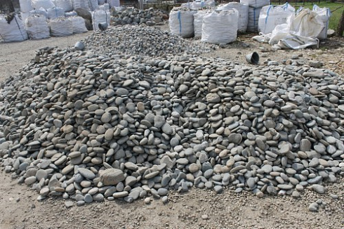 Kamenclub.ru: Галька речная плоская (ассорти) фр. 70-150 мм. купить  в Смоленске галька галечник серый белый темно-серый синий светло-серый плоская природная галька  9000 руб/т   фото КАМЕНЬ КЛУБ