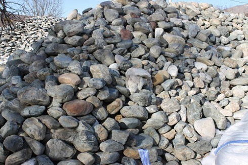 Kamenclub.ru: Ландшафтные валунчики фр.100-500 мм.  купить в Смоленске крупный природный камень серый, темно-серый, светло-серый речной валун крупный 4800 руб/т   фото КАМЕНЬ КЛУБ